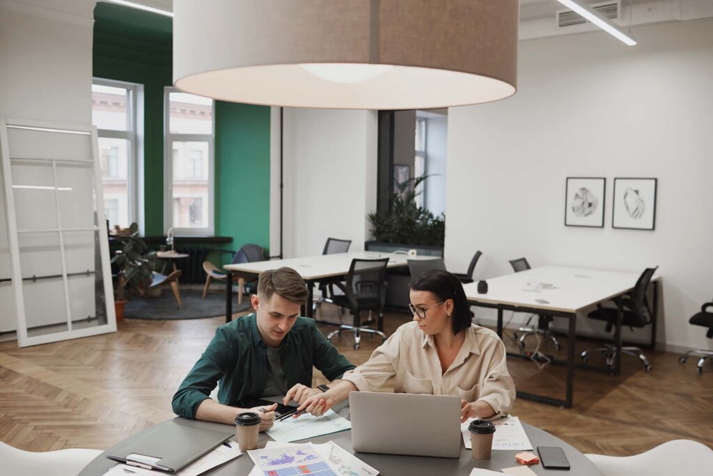 Articolo di Prova 7 business-meeting-at-office-6UX24CP.jpg