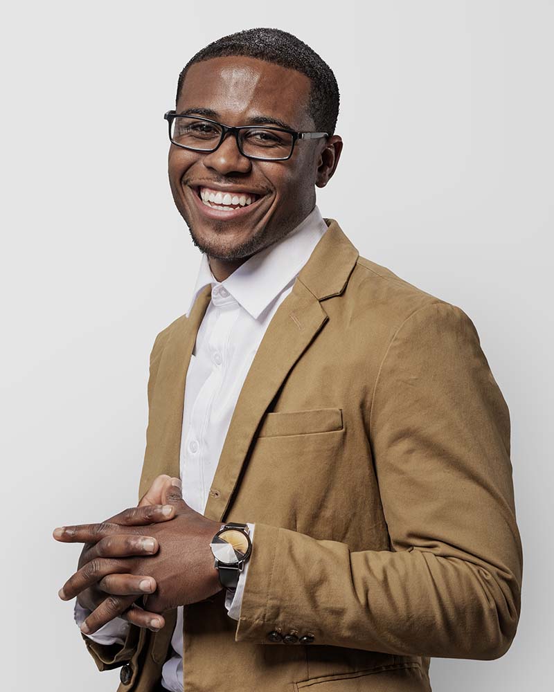 confident businessman in a studio 9AQFUL4