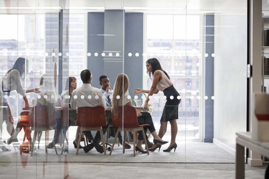 Articolo di Prova 5 female-boss-stands-leaning-on-table-at-business-me-PD3WHMP.jpg