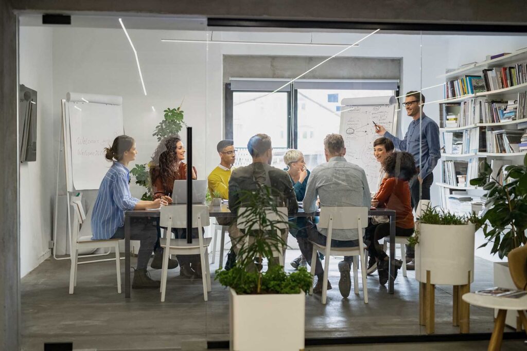 Articolo di Prova 6 happy-casual-business-team-in-meeting-LJAJY88.jpg