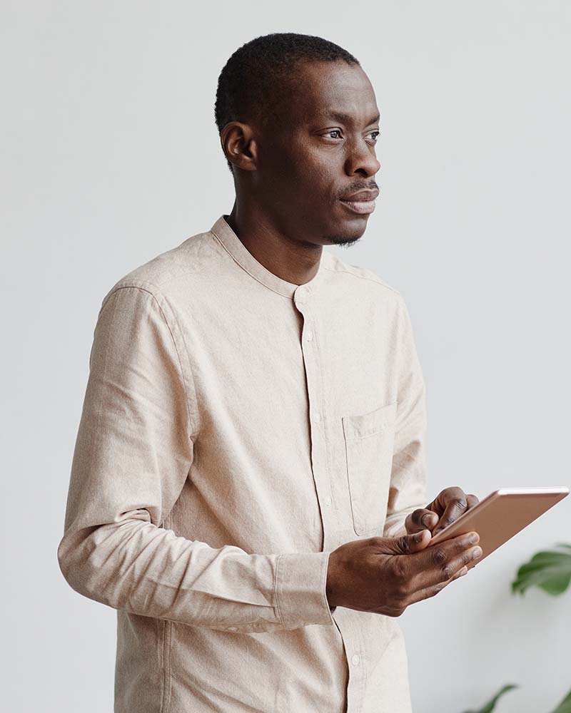 modern black businessman minimal YUTEGE4