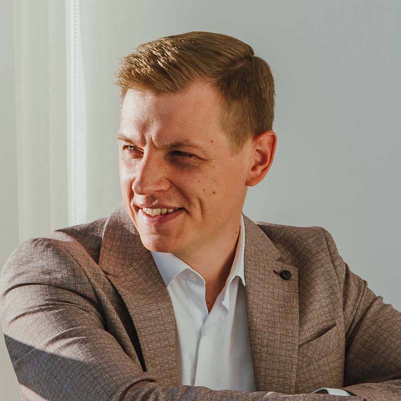 Listino Prezzi 1 portrait of a young successful businessman XQ8DMDU