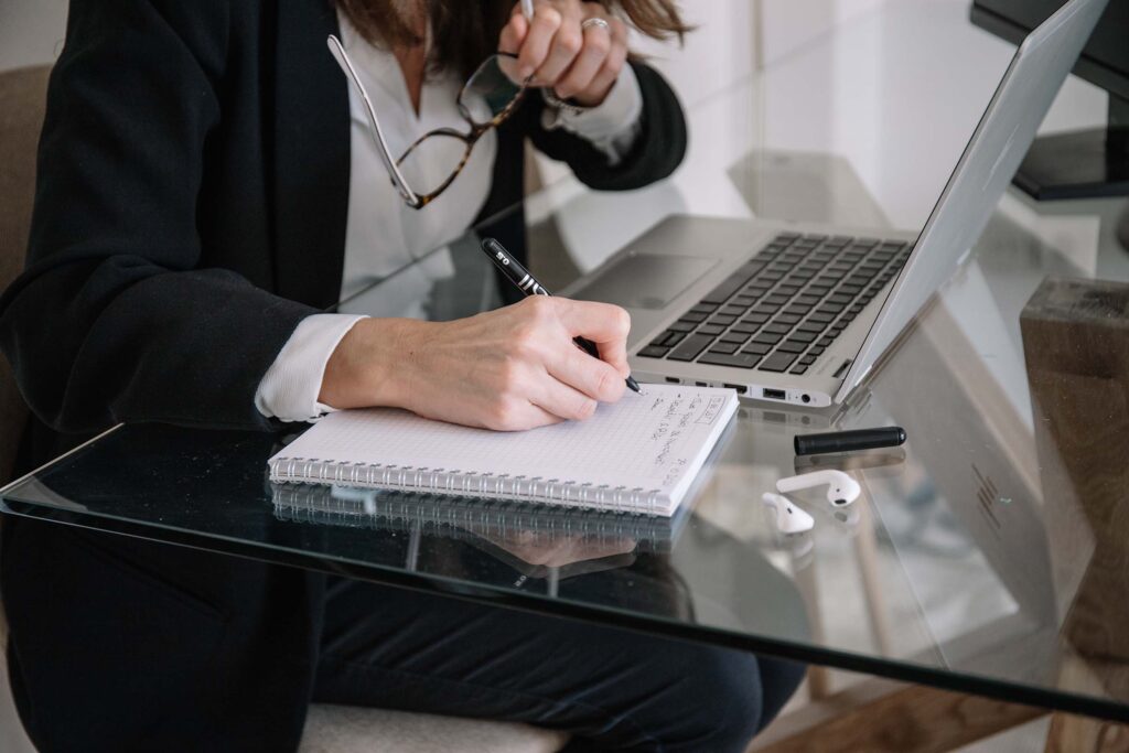 Progetto 1 1 woman-making-notes-during-telework-at-home-JJA9B72.jpg